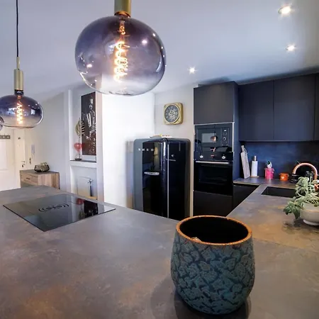 Private In The Center Of Les Pins Parallel To The Seafront *