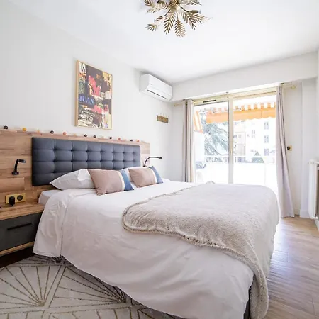 Private In The Center Of Les Pins Parallel To The Seafront * Juan-les-Pins