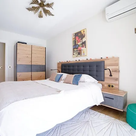 Private In The Center Of Les Pins Parallel To The Seafront